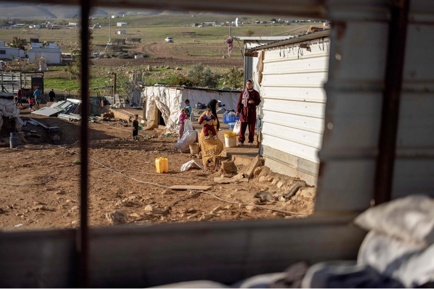Una familia palestina beduina recoge sus pertenencias para abandonar su hogar tras el continuo acoso de colonos israelíes en Ras Ein al-Auja, cerca de la ciudad de Jericó, en Cisjordania, el 12 de enero de 2026.