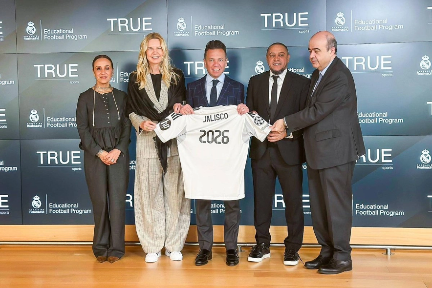 El gobernador de Jalisco, Pablo Lemus (c) junto con el astro brasileño Roberto Carlos (c,der).