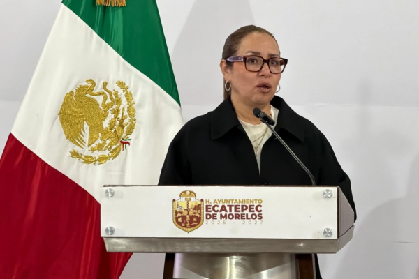 La alcaldesa, Azucena Cisneros Coss durante conferencia de prensa.