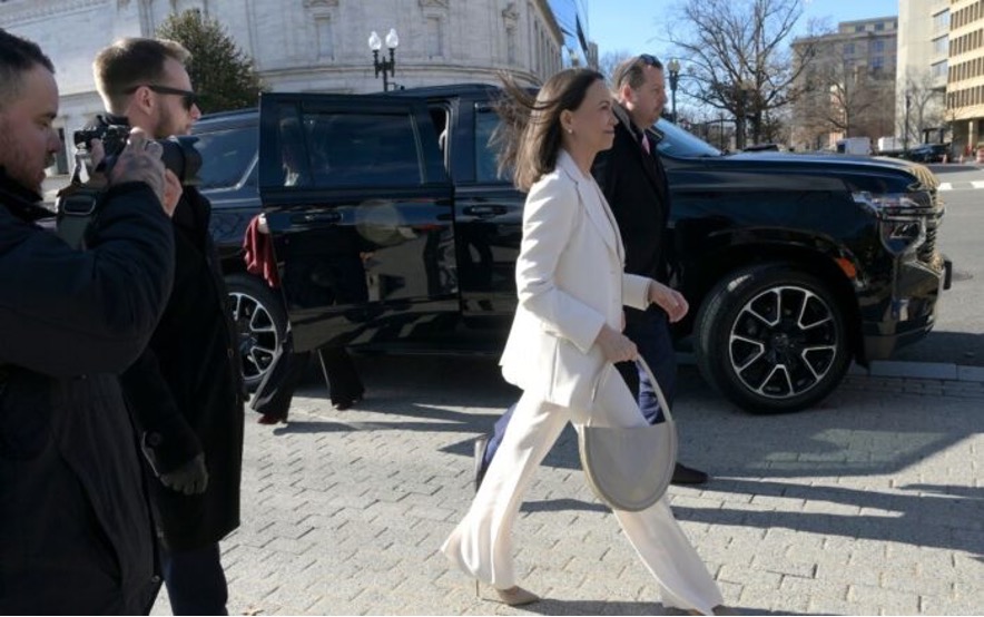 La opositora ingresó a la Casa Blanca por una puerta lateral en lugar de por la entrada principal, reservada a jefes de Estado y altos dignatarios.