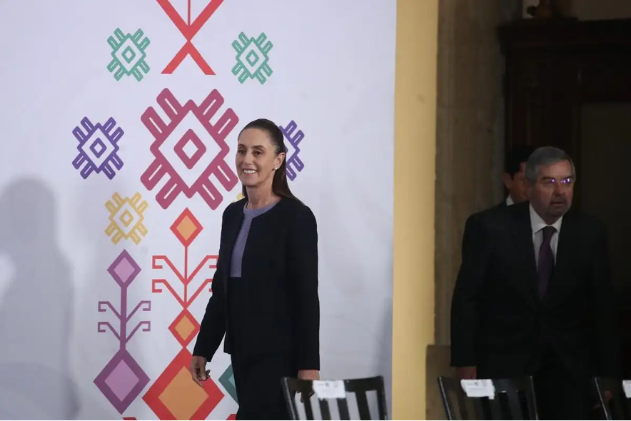 Tras la llamada que sostuvo ayer por la mañana con el presidente de Estados Unidos, Donald Trump, la presidenta Claudia Sheinbaum Pardo afirmó que ambos coincidieron en que la cooperación bilateral en materia de seguridad “va muy bien” y agregó que la revisión del Tratado entre México, Estados Unidos y Canadá (T-MEC) continúa avanzando.