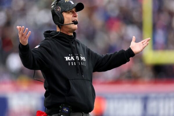 El head coach, de 63 años, tardó menos de 10 días en encontrar trabajo, tras su salida de Baltimore Ravens, equipo al que comandó por 18 temporadas e hizo campeón el Super Bowl XLVII; será uno de los entrenadores mejor pagados de la liga con 20 mdd por campaña.