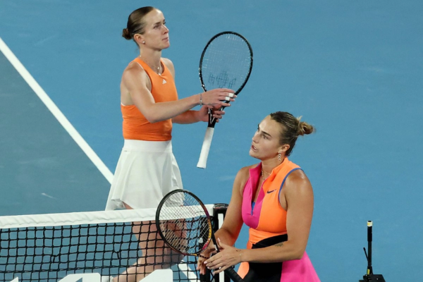 Tras su derrota, la ucrania Elina Svitolina evitó el saludo a la bielorrusa Aryna Sabalenka en el Abierto de Australia, el 29 de enero de 2026.