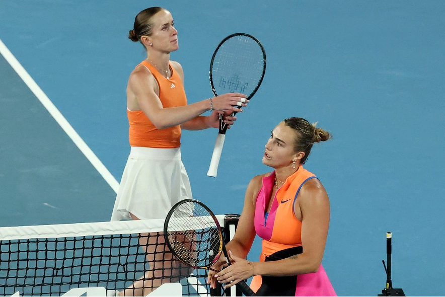 Tras su derrota, la ucrania Elina Svitolina evitó el saludo a la bielorrusa Aryna Sabalenka en el Abierto de Australia, el 29 de enero de 2026.