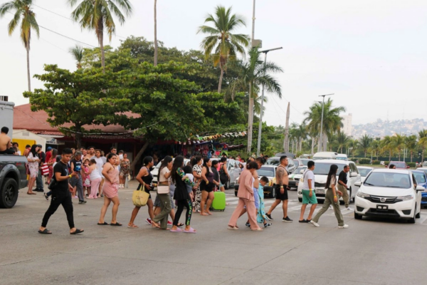 Turistas caminan por calles del Puerto de Acapulco, Guerrero.