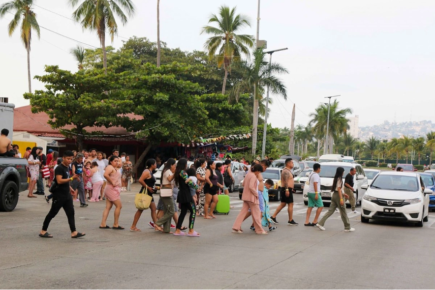 Turistas caminan por calles del Puerto de Acapulco, Guerrero.