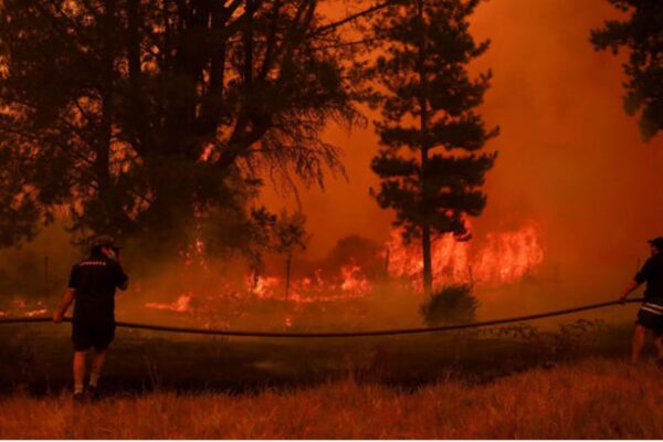 Incendios forestales arden al amanecer cerca de Lirquen, Chile, el domingo 18 de enero de 2026.