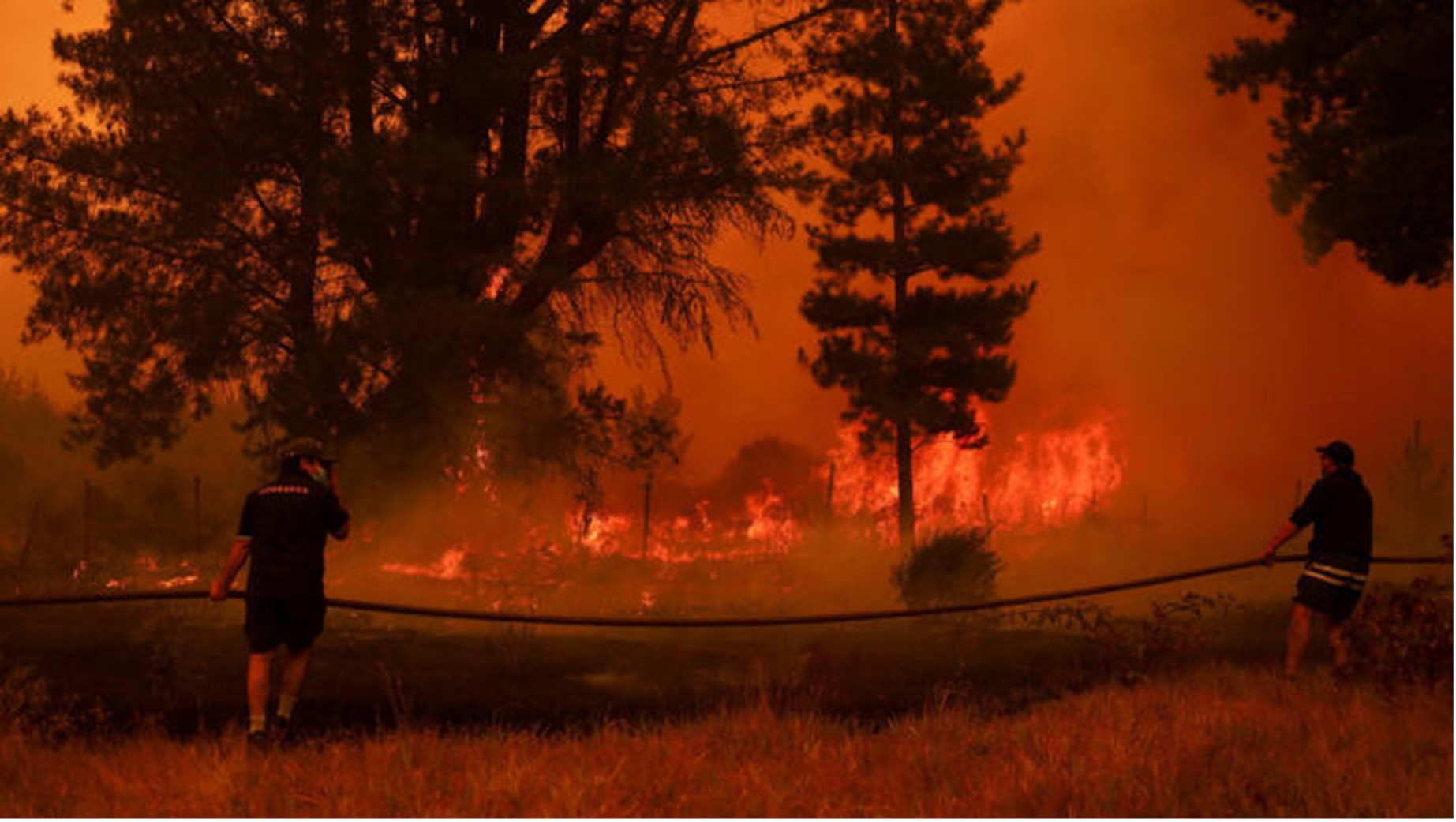 Incendios forestales arden al amanecer cerca de Lirquen, Chile, el domingo 18 de enero de 2026.
