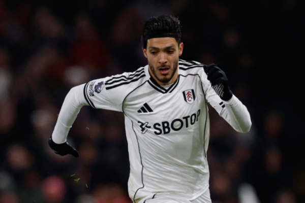 El delantero mexicano Raúl Jiménez festeja su anotación durante el encuentro.