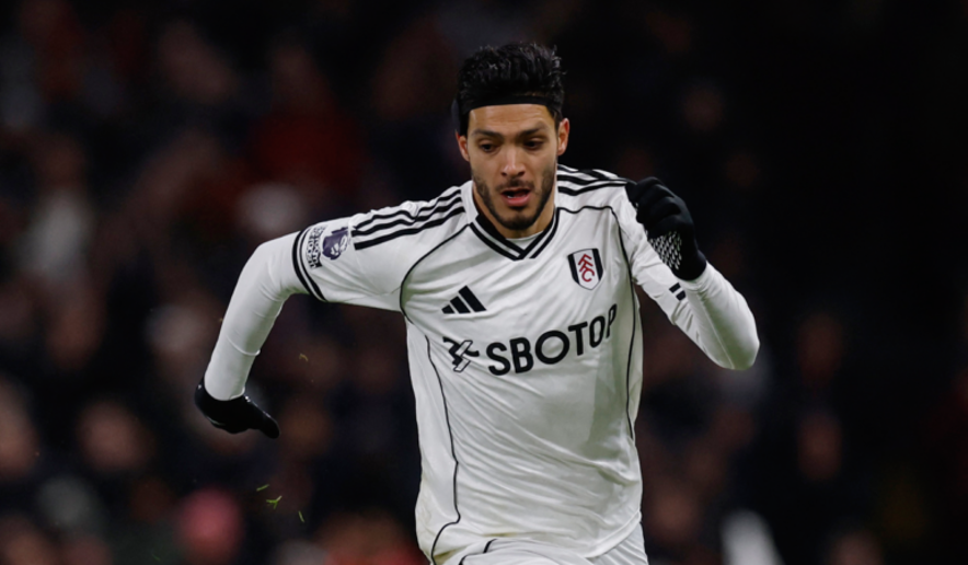 El delantero mexicano Raúl Jiménez festeja su anotación durante el encuentro.