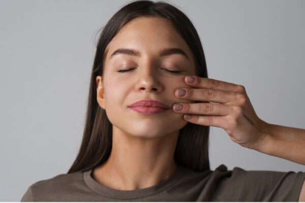 ¿Llegó el fin del bótox? Esta técnica tonifica tu cara en 45 minutos y promete resultados visibles sin una sola aguja.