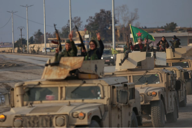 Convoy de combatientes kurdos en Hassakeh, noreste de Siria, el 24 de enero de 2026.