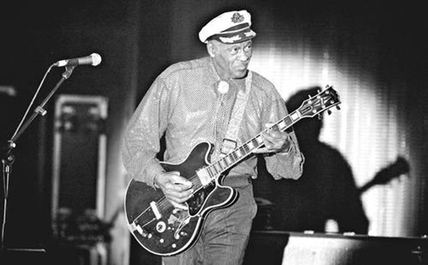 El sonido de la guitarra de Chuck Berry pone en movimiento descargas voltaicas, luminosos esplendores, sabores metálicos, pulsos febriles.
