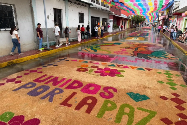 Con una paciencia quirúrgica el pueblo de esta demarcación, en la frontera con Guatemala, realiza dos kilómetros de coloridas alfombras de aserrín para la procesión en honor a la Virgen Santa María de Candelaria, una tradición de más de medio siglo.