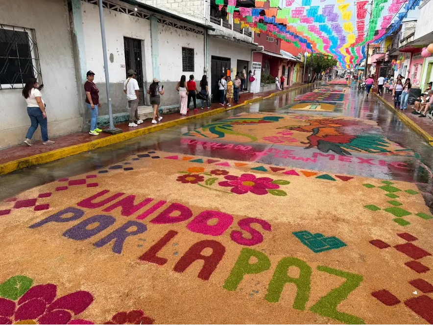 Con una paciencia quirúrgica el pueblo de esta demarcación, en la frontera con Guatemala, realiza dos kilómetros de coloridas alfombras de aserrín para la procesión en honor a la Virgen Santa María de Candelaria, una tradición de más de medio siglo.