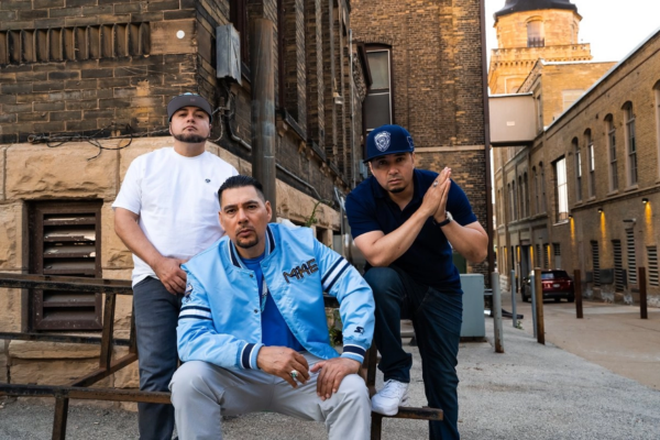 Durante 25 años la banda de rap Kinto Sol ha relatado en sus canciones situaciones que viven mexicanos migrantes en las calles de Estados Unidos, y ahora fusiona esas historias con el amor y estrenó su más reciente disco titulado Maldito amor volumen 2.