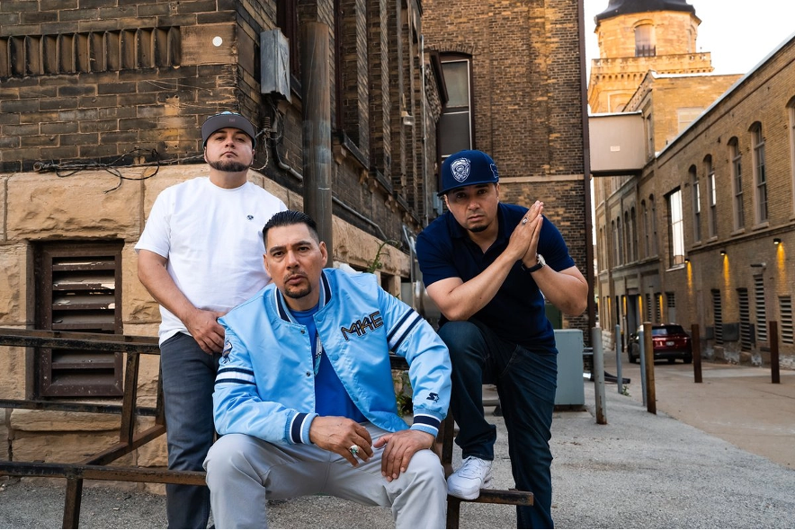 Durante 25 años la banda de rap Kinto Sol ha relatado en sus canciones situaciones que viven mexicanos migrantes en las calles de Estados Unidos, y ahora fusiona esas historias con el amor y estrenó su más reciente disco titulado Maldito amor volumen 2.