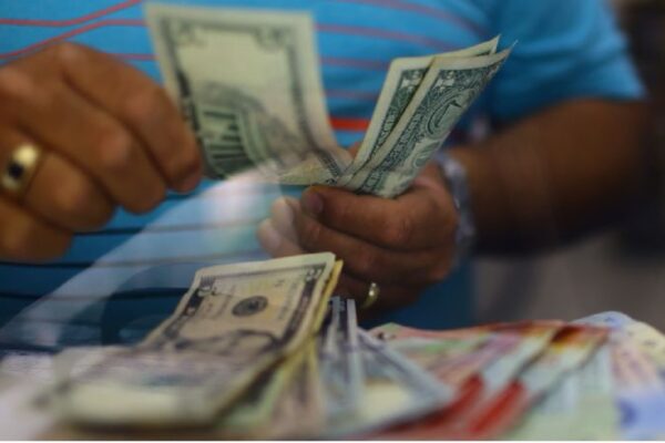 En medio de los festivos en Estados Unidos y en China, el peso mexicano y el mercado accionario nacional tuvieron una negativa jornada.