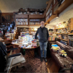 La comunidad teatral, familiares y seguidores, recibieron con una larga ovación de pie, al creador escénico Luis de Tavira (Ciudad de México, 1948), en el homenaje que se le rindió el martes por su sólida trayectoria y su contribución a la formación de numerosas generaciones del teatro mexicano.