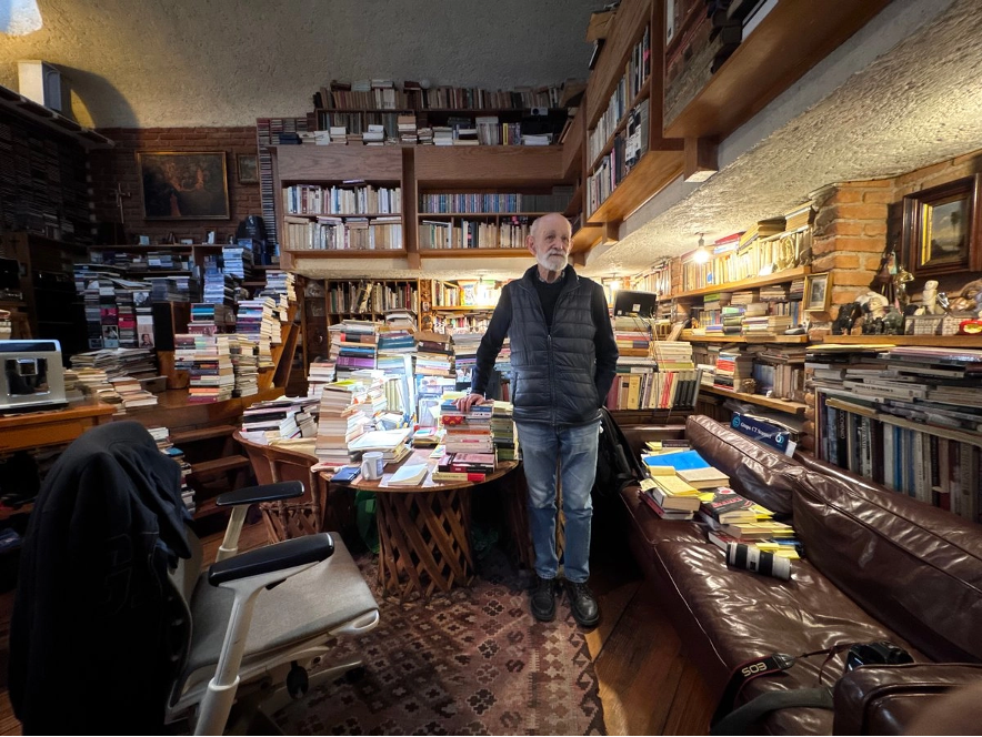 La comunidad teatral, familiares y seguidores, recibieron con una larga ovación de pie, al creador escénico Luis de Tavira (Ciudad de México, 1948), en el homenaje que se le rindió el martes por su sólida trayectoria y su contribución a la formación de numerosas generaciones del teatro mexicano.