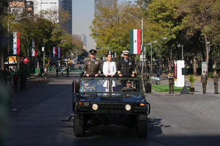 El secretario de la Defensa, Ricardo Trevilla; la presidenta, Claudia Sheinbaum; el secretario de Marina, Raymundo Pedro Morales Ángeles; la jefa de Gobierno de la Ciudad de México, Clara Brugada; el presidente de la SCJN, Hugo Aguilar; la presidenta de la Mesa de Cámara de Diputados, Kenia López; la presidenta de la Mesa en el Senado, Laura Itzel Castillo; en el 113 Aniversario de la Marcha de la Lealtad en el Zócalo, el 9 de febrero de 2026.