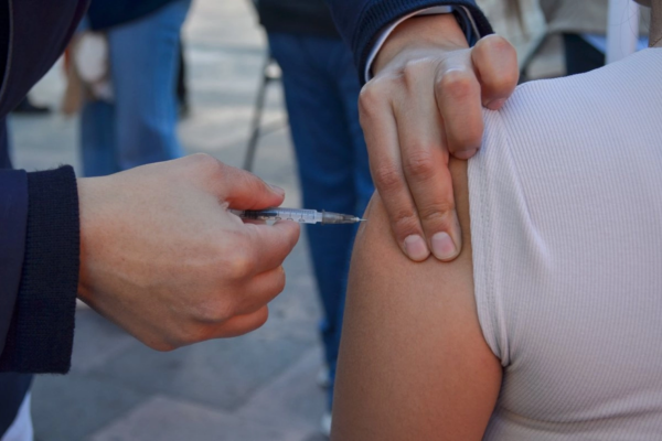 Las autoridades reiteran el llamado a la población para promover la vacunación contra el sarampión.