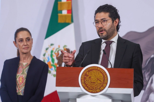 La presidenta Claudia Sheinbaum estuvo ayer en Tlaxcala. En la imagen, con la gobernadora Lorena Cuéllar y el secretario de Educación, Mario Delgado