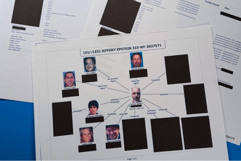 El Departamento de Justicia estadunidense publicó ayer un nuevo y último conjunto de archivos, que incluye más de tres millones de páginas, dos mil videos y 180 mil imágenes, relacionados con el difunto depredador sexual Jeffrey Epstein, en el que apareció de nuevo el presidente Donald Trump.