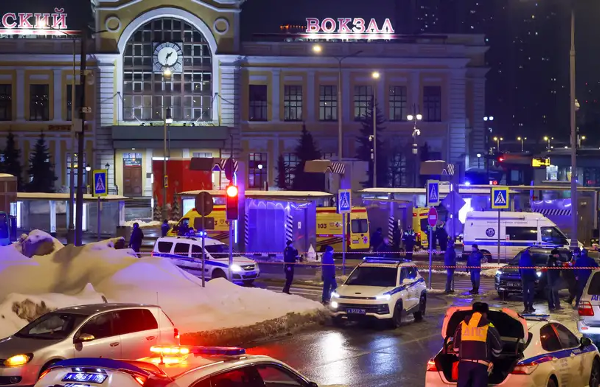 La policía y los servicios de emergencia se ven en el lugar de un ataque a una patrulla policial cerca de la estación de tren Savyolovsky, en Moscú, el martes 24 de febrero de 2026