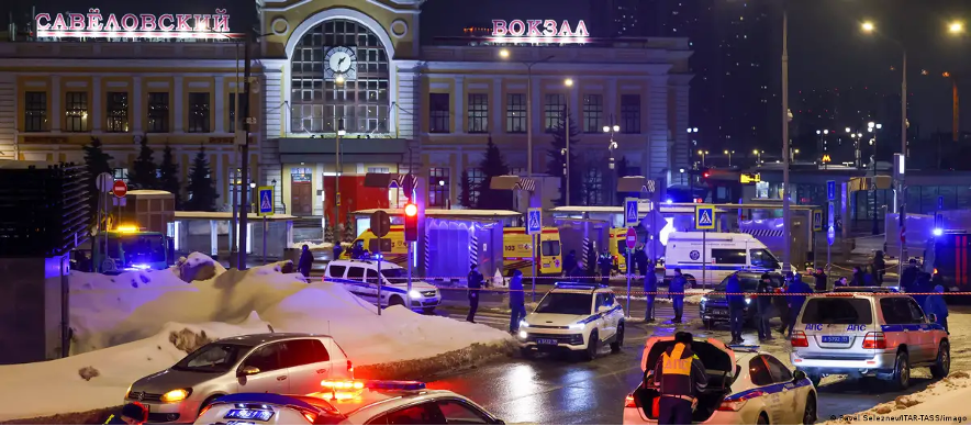 La policía y los servicios de emergencia se ven en el lugar de un ataque a una patrulla policial cerca de la estación de tren Savyolovsky, en Moscú, el martes 24 de febrero de 2026