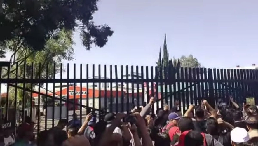 Decenas de trabajadores se congregaron en el exterior de la empresa hulera, sin afectar la circulación en la importante vialidad que comunica a municipios de Tlalnepantla, Cuautitlan Izcalli, Tultitlán, Coacalco y Ecatepec.