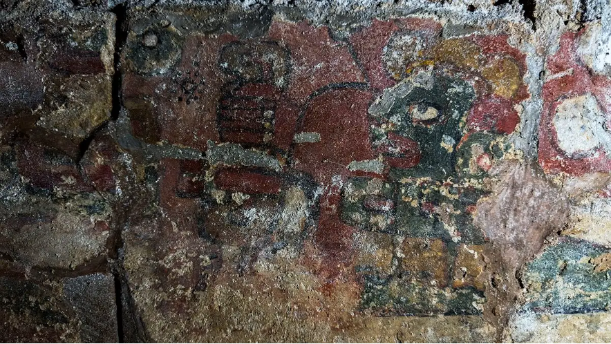 Luego de permanecer sellada durante más de mil 400 años, bajo tierra, con climas extremos, humedad y constantes sismos que sacuden la región, la Tumba 10 de Huitzo, en el Valle de Etla, Oaxaca, develó por primera vez el esplendor de su majestuosa arquitectura y decoración.