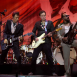 La lluvia llegó justo cuando Fobia desató la primera gran catarsis de la noche. Apenas comenzaron los acordes de Veneno vil, el escenario principal del Festival Vive Latino 26 se convirtió en un coro multitudinario: miles de voces cantaron como si hubieran esperado ese momento durante años. Las maracas marcaron el ritmo mientras Leonardo de Lozanne apareció frente a un mar de celulares levantados. No eres yo terminó de inflamar el ambiente.