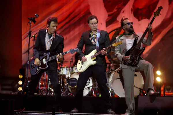 La lluvia llegó justo cuando Fobia desató la primera gran catarsis de la noche. Apenas comenzaron los acordes de Veneno vil, el escenario principal del Festival Vive Latino 26 se convirtió en un coro multitudinario: miles de voces cantaron como si hubieran esperado ese momento durante años. Las maracas marcaron el ritmo mientras Leonardo de Lozanne apareció frente a un mar de celulares levantados. No eres yo terminó de inflamar el ambiente.
