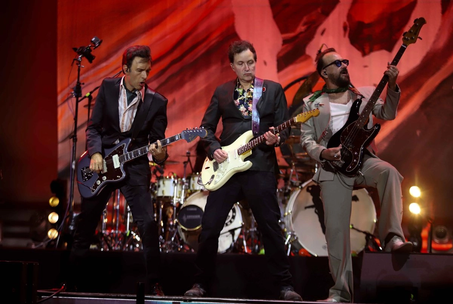 La lluvia llegó justo cuando Fobia desató la primera gran catarsis de la noche. Apenas comenzaron los acordes de Veneno vil, el escenario principal del Festival Vive Latino 26 se convirtió en un coro multitudinario: miles de voces cantaron como si hubieran esperado ese momento durante años. Las maracas marcaron el ritmo mientras Leonardo de Lozanne apareció frente a un mar de celulares levantados. No eres yo terminó de inflamar el ambiente.