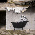 La identidad del artista urbano Banksy, que ha sido mantenida en secreto desde hace décadas, podría haber sido descubierta tras la aparición de una de sus obras a finales de 2022 en la localidad ucraniana de Horenka, que motivó una investigación de la agencia Reuters.