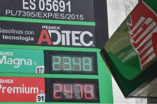 La presidenta Claudia Sheinbaum Pardo y más de 20 empresarios gasolineros renovaron ayer la estrategia nacional para estabilizar el precio de la gasolina Magna, por lo cual el litro se mantendrá en 23.99 pesos seis meses más.