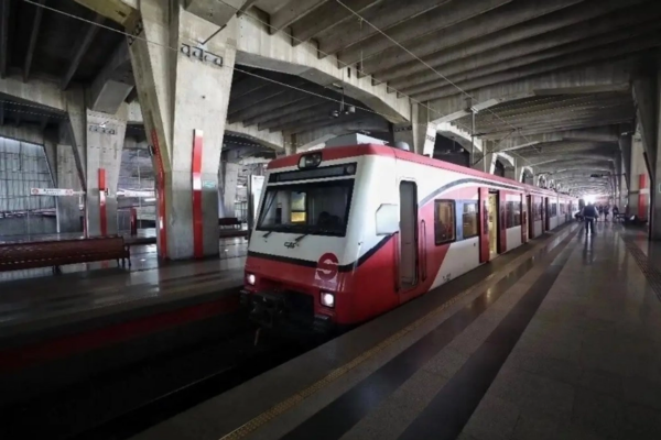 Trascendió que desconocidos habrían lanzado objetos hacia las vías del tren, por lo que personal realiza labores y revisa la línea del tren, para evitar mayores contratiempos.