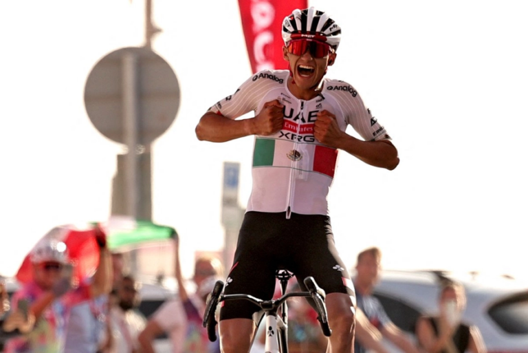 El ciclista mexicano Isaac del Toro logró una victoria en solitario en la sexta etapa donde logró superar al líder italiano Antonio Tiberi para escalar al primer lugar de la clasificación a una etapa de culminar el recorrido, el 21 de febrero de 2026.