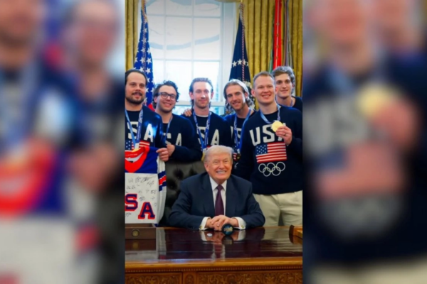 El equipo varonil, por su parte, sí acudió al llamado del mandatario y posaron con él en el Despacho Oval.