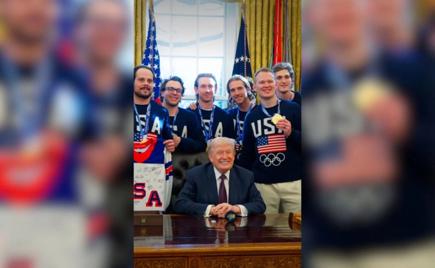 El equipo varonil, por su parte, sí acudió al llamado del mandatario y posaron con él en el Despacho Oval.