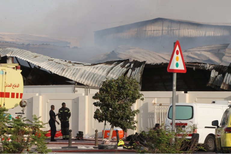 Los bomberos trabajan mientras el humo se eleva fuera de un almacén dañado en una zona industrial en Al Rayyan, Qatar, tras un ataque iraní, el domingo 1 de marzo de 2026.