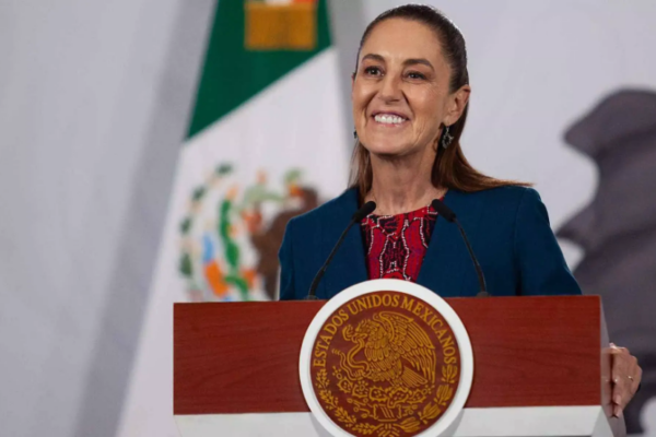 La presidenta Claudia Sheinbaum, durante su conferencia de prensa en Palacio Nacional, al mostrar el Decálogo de la democracia los cuales representan los puntos de la reforma electoral.