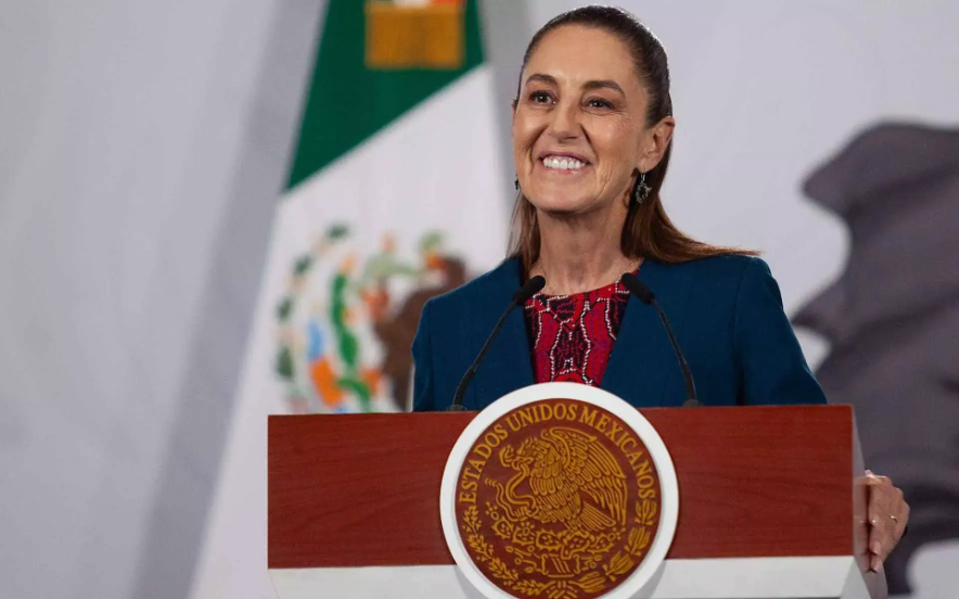 La presidenta Claudia Sheinbaum, durante su conferencia de prensa en Palacio Nacional, al mostrar el Decálogo de la democracia los cuales representan los puntos de la reforma electoral.