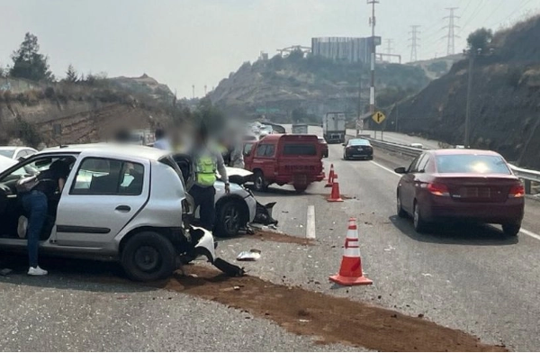 La Guardia Nacional resguarda la zona del accidente ocurrido sobre la autopista México-Toluca.