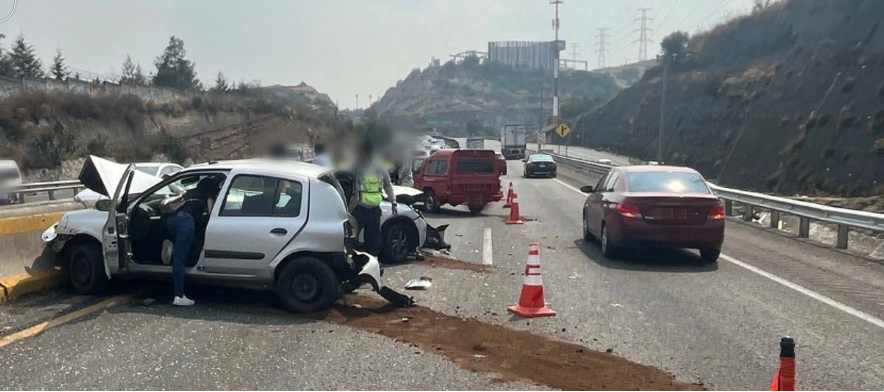 La Guardia Nacional resguarda la zona del accidente ocurrido sobre la autopista México-Toluca.