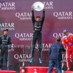 El piloto británico celebra su triunfo en la primera carrera de la temporada 2026. El podio lo completó Kimi Antonelli y Charles Leclerc.