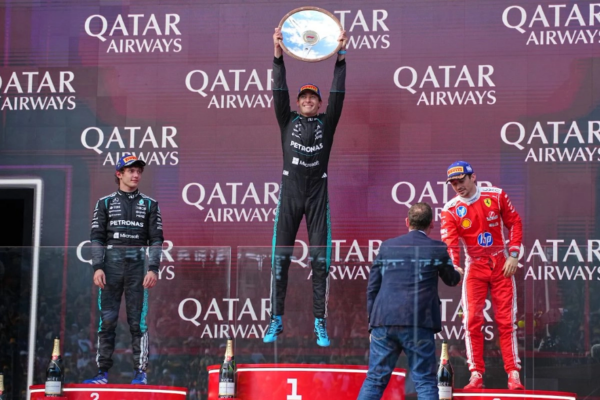 El piloto británico celebra su triunfo en la primera carrera de la temporada 2026. El podio lo completó Kimi Antonelli y Charles Leclerc.
