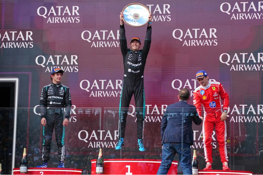 El piloto británico celebra su triunfo en la primera carrera de la temporada 2026. El podio lo completó Kimi Antonelli y Charles Leclerc.