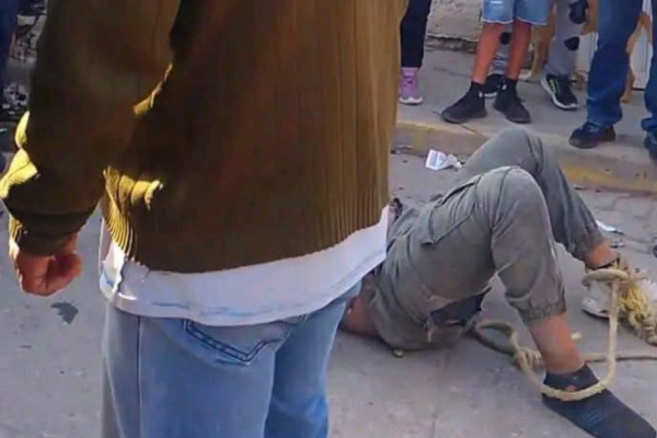 La alcaldesa Azucena Cisneros Coss supervisó los trabajos de limpieza en el dren, en cuyo interior había toda clase de desechos, como que fueron retirados incluso con apoyo de una retroexcavadora.
